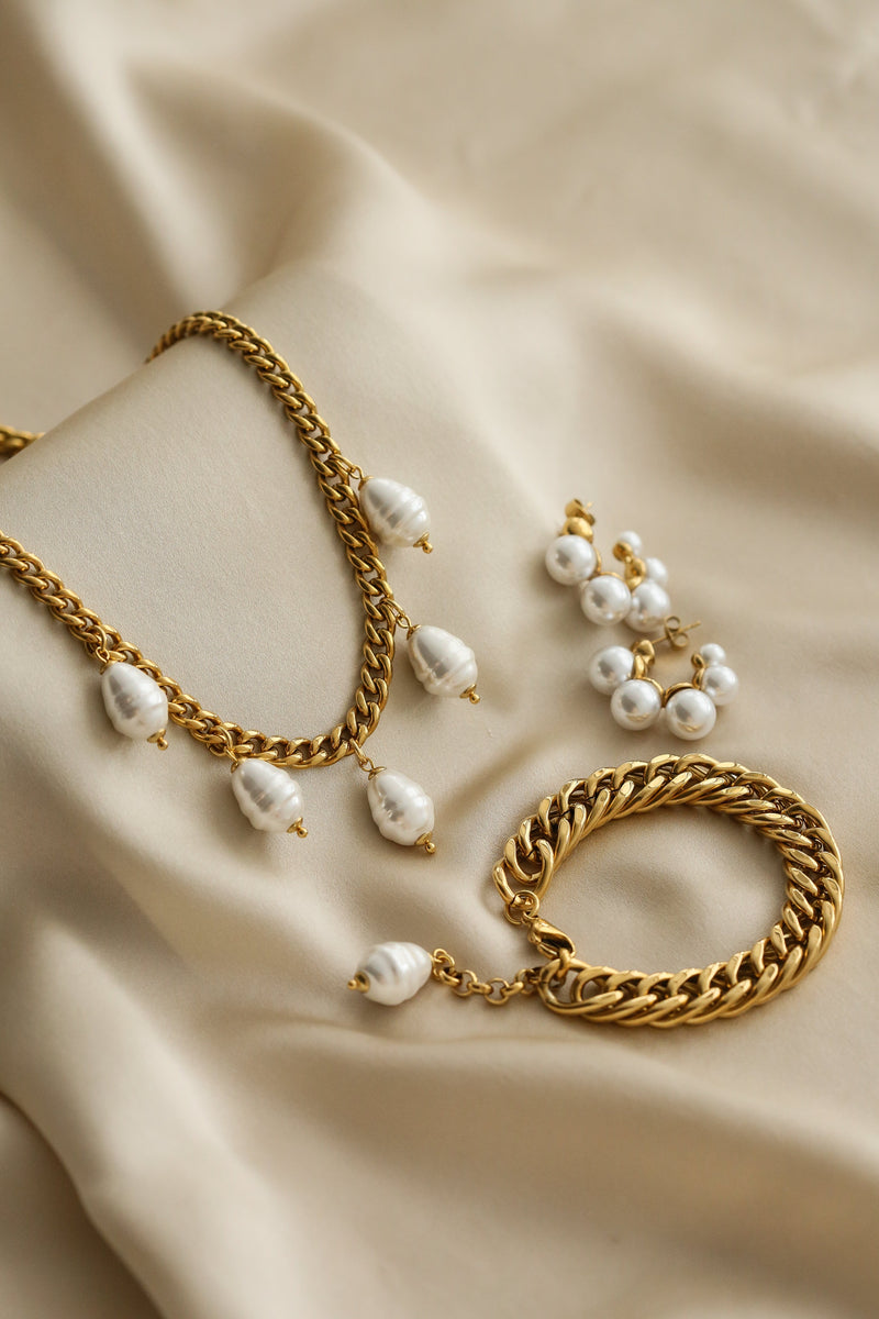 True Hoops - Boutique Minimaliste has waterproof, durable, elegant and vintage inspired jewelry