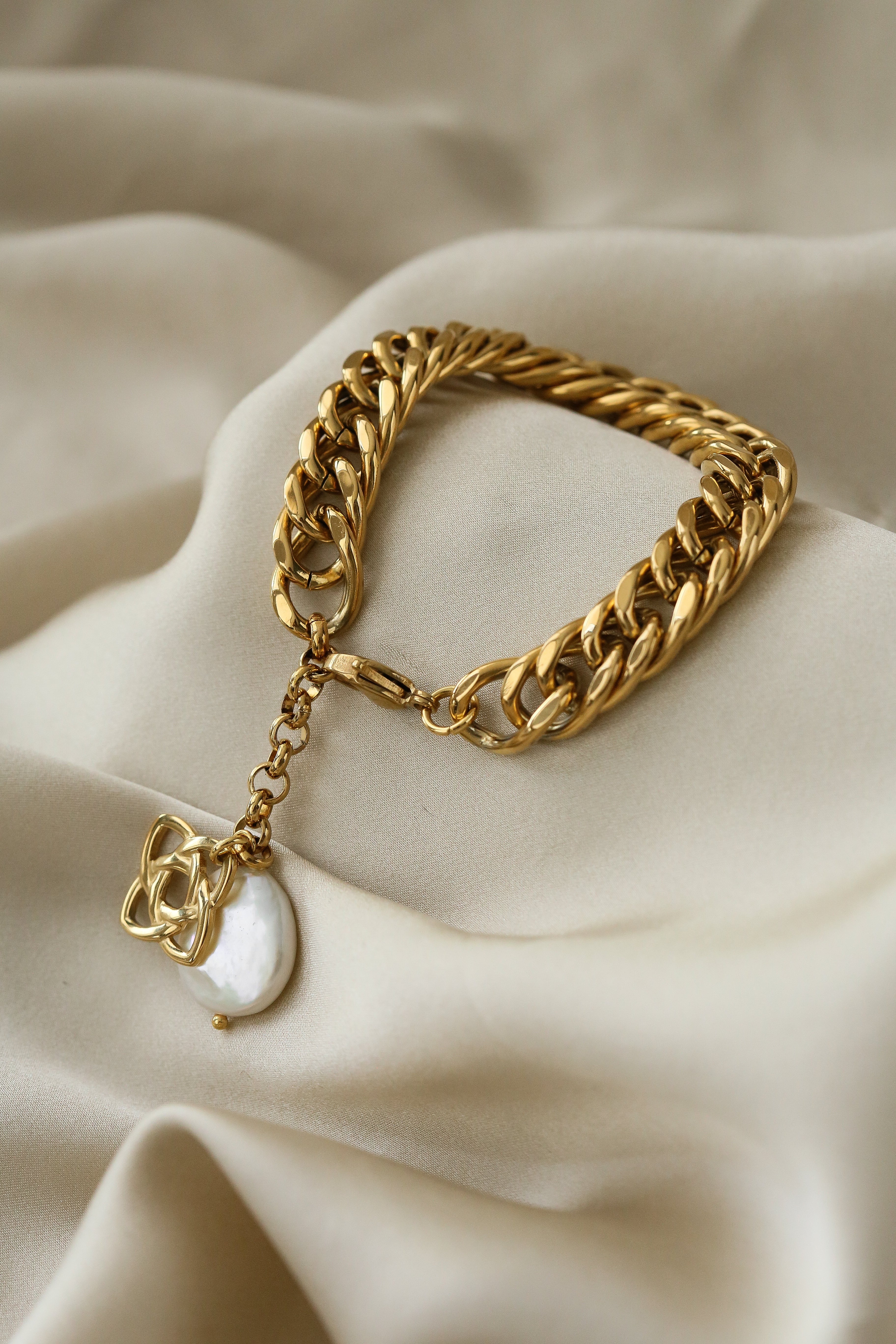 Winona Bracelet - Boutique Minimaliste has waterproof, durable, elegant and vintage inspired jewelry